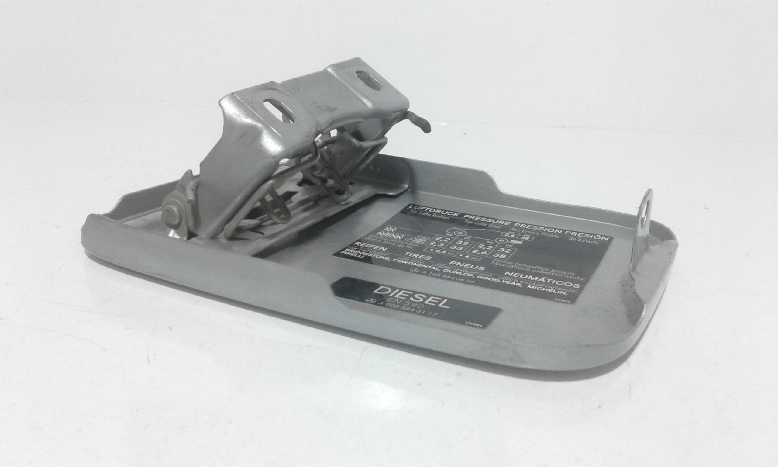 Sportello Carburante A1687500106 Usato