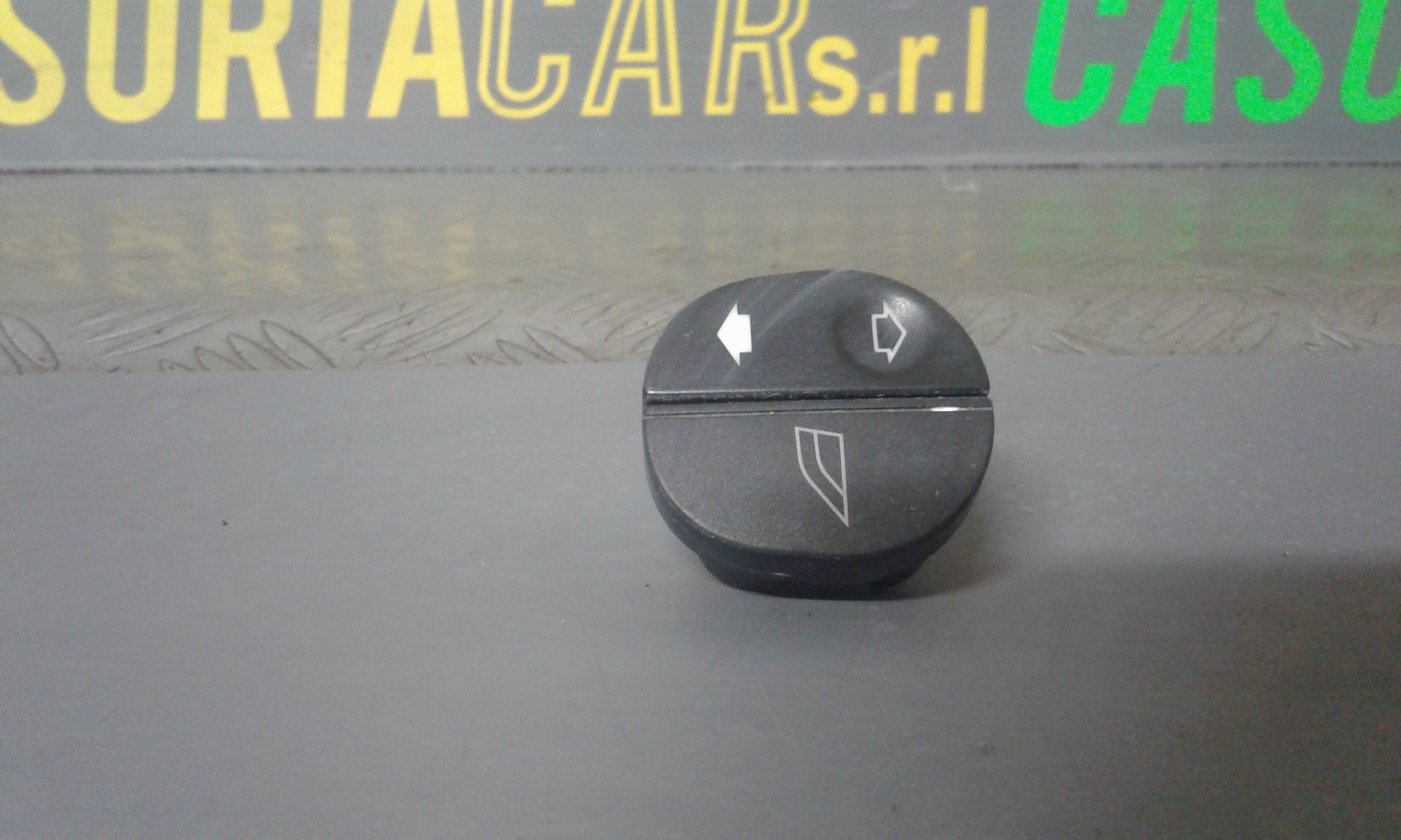 Interruttore Alzacristalli Porta Ant. Destro 1107243 Usato