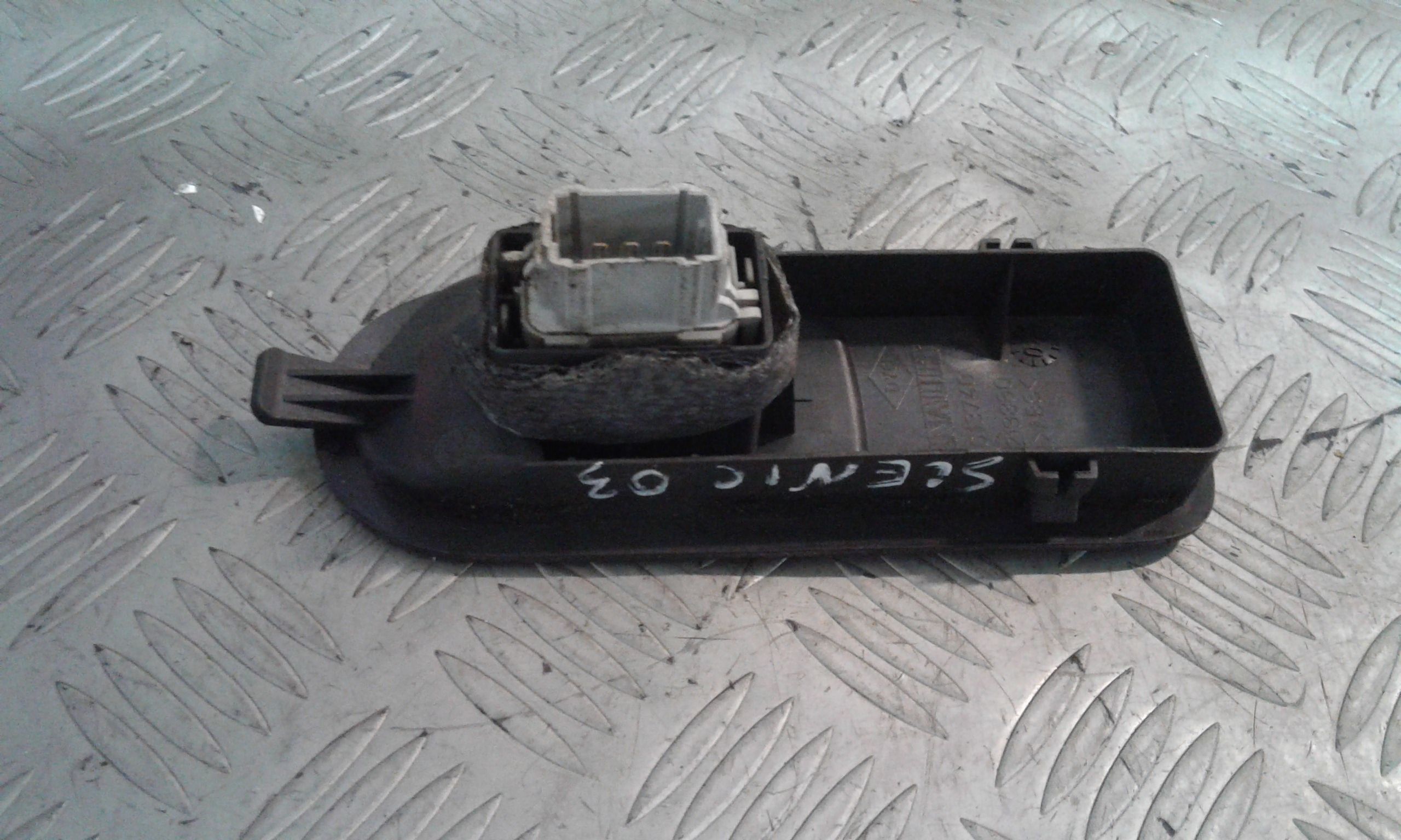 Interruttore Alzacristalli Porta Ant. Destro 8200220511 Usato