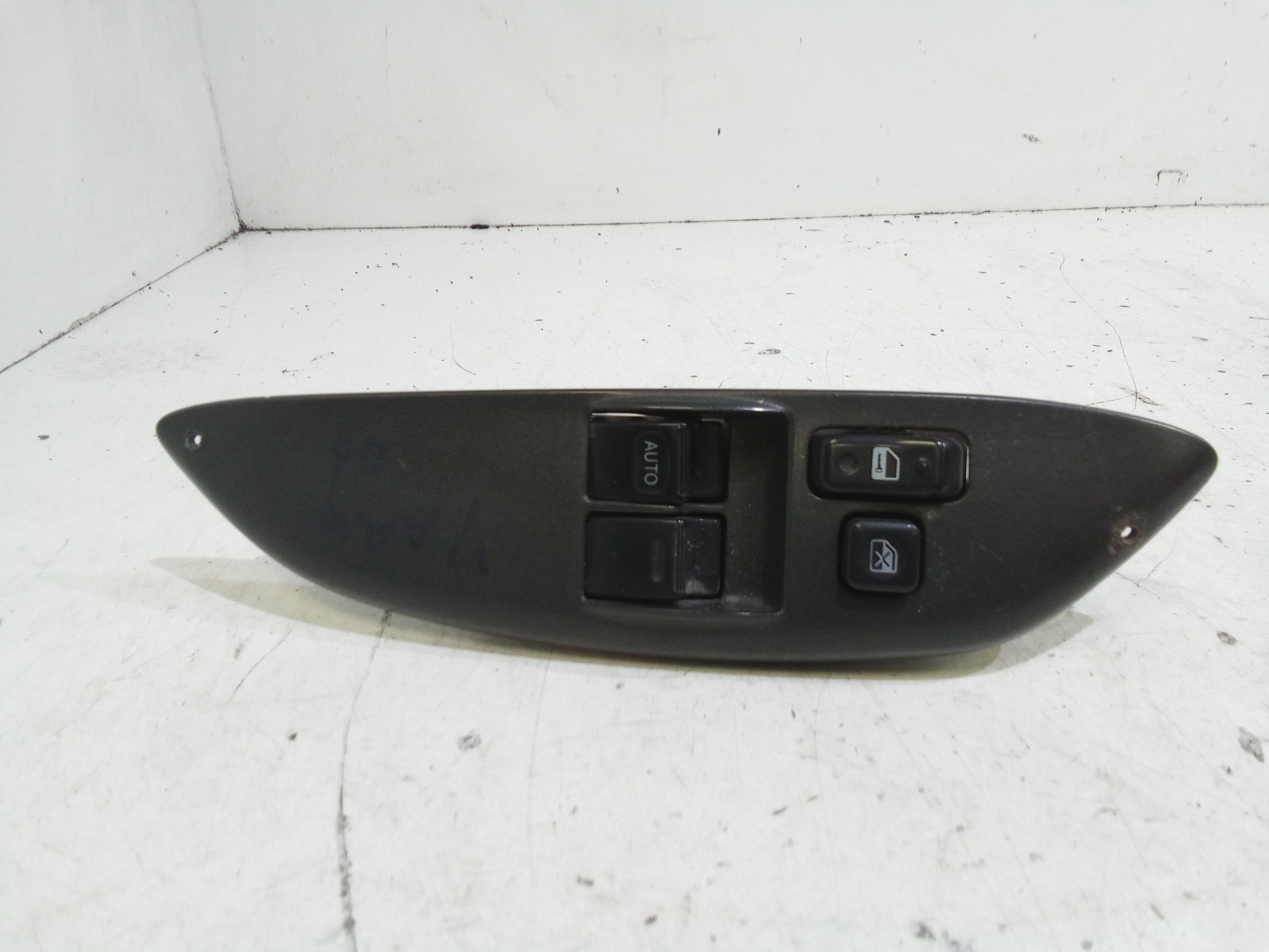 Interruttore Alzacristalli Porta Ant. Sinistro 8482010100 Usato