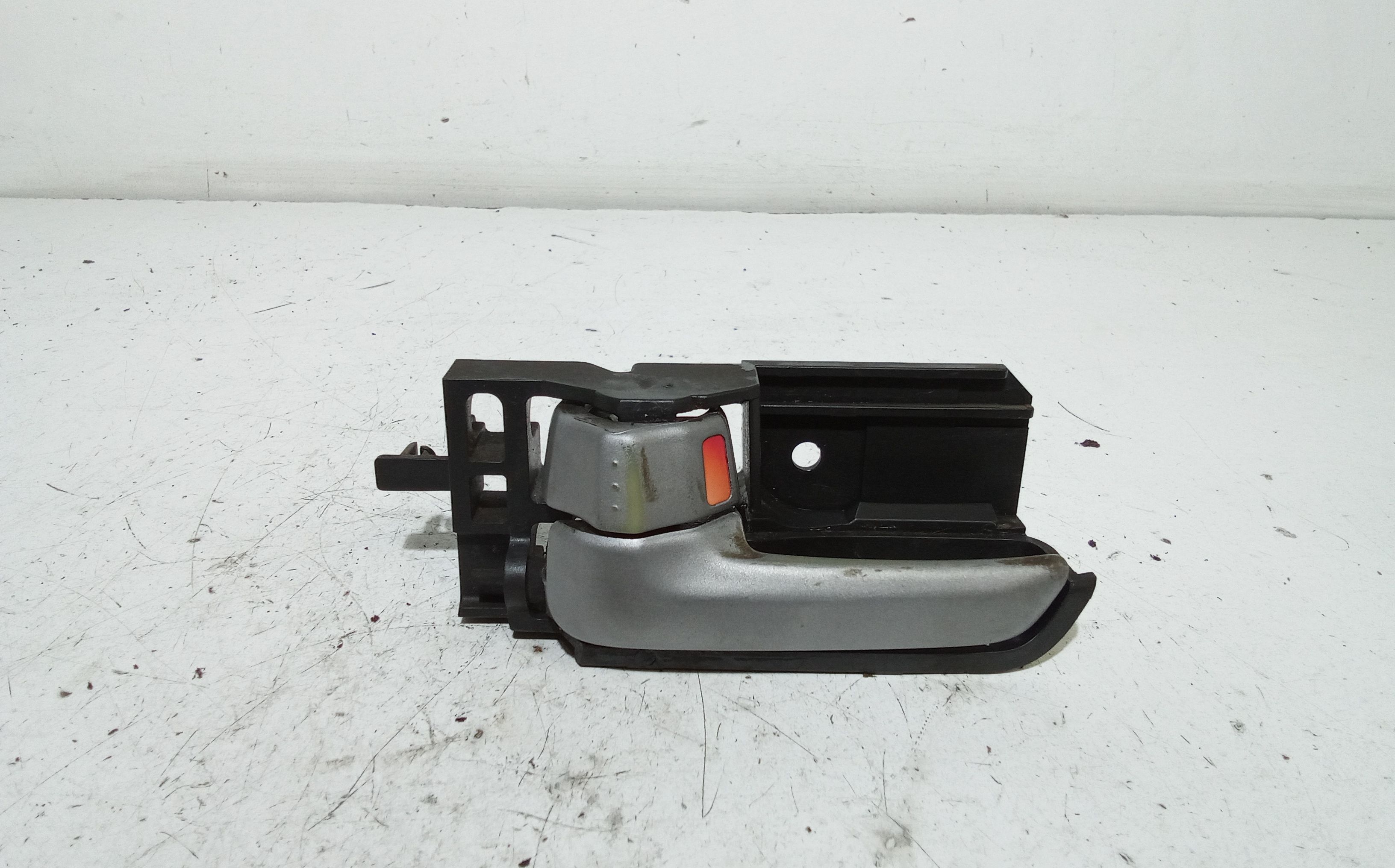 Maniglia Int. Apertura Porta Ant. Sinistro 8313062J00S1S Usato