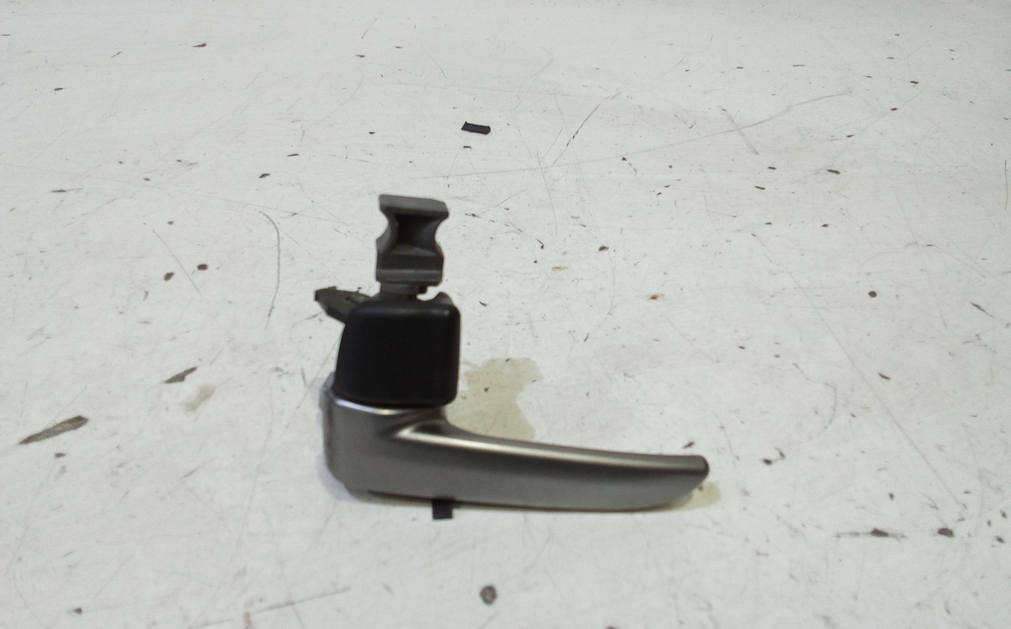 Maniglia Int. Apertura Porta Ant. Sinistro D35059330D02 Usato