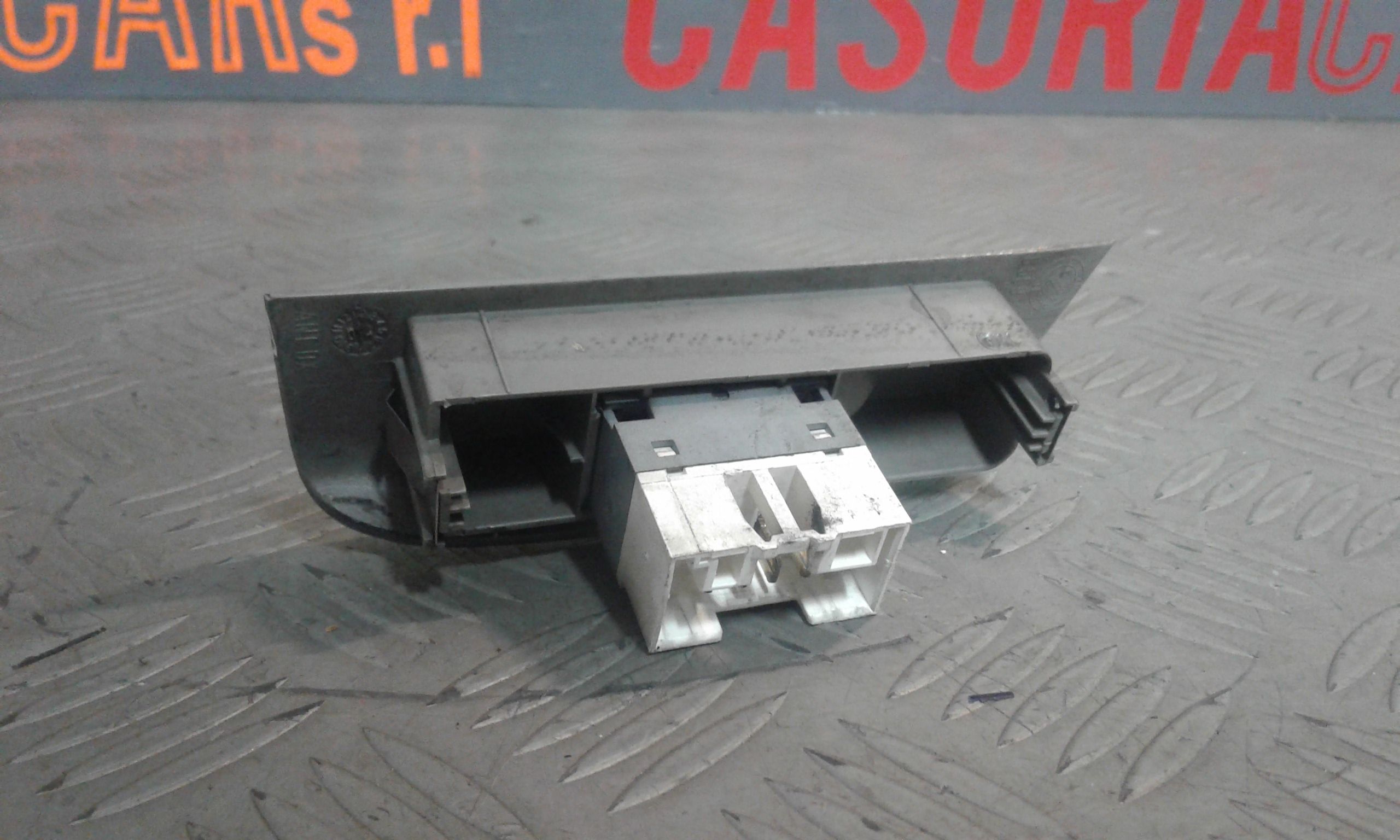 Interruttore Alzacristalli Porta Ant. Destro 735428565 Usato