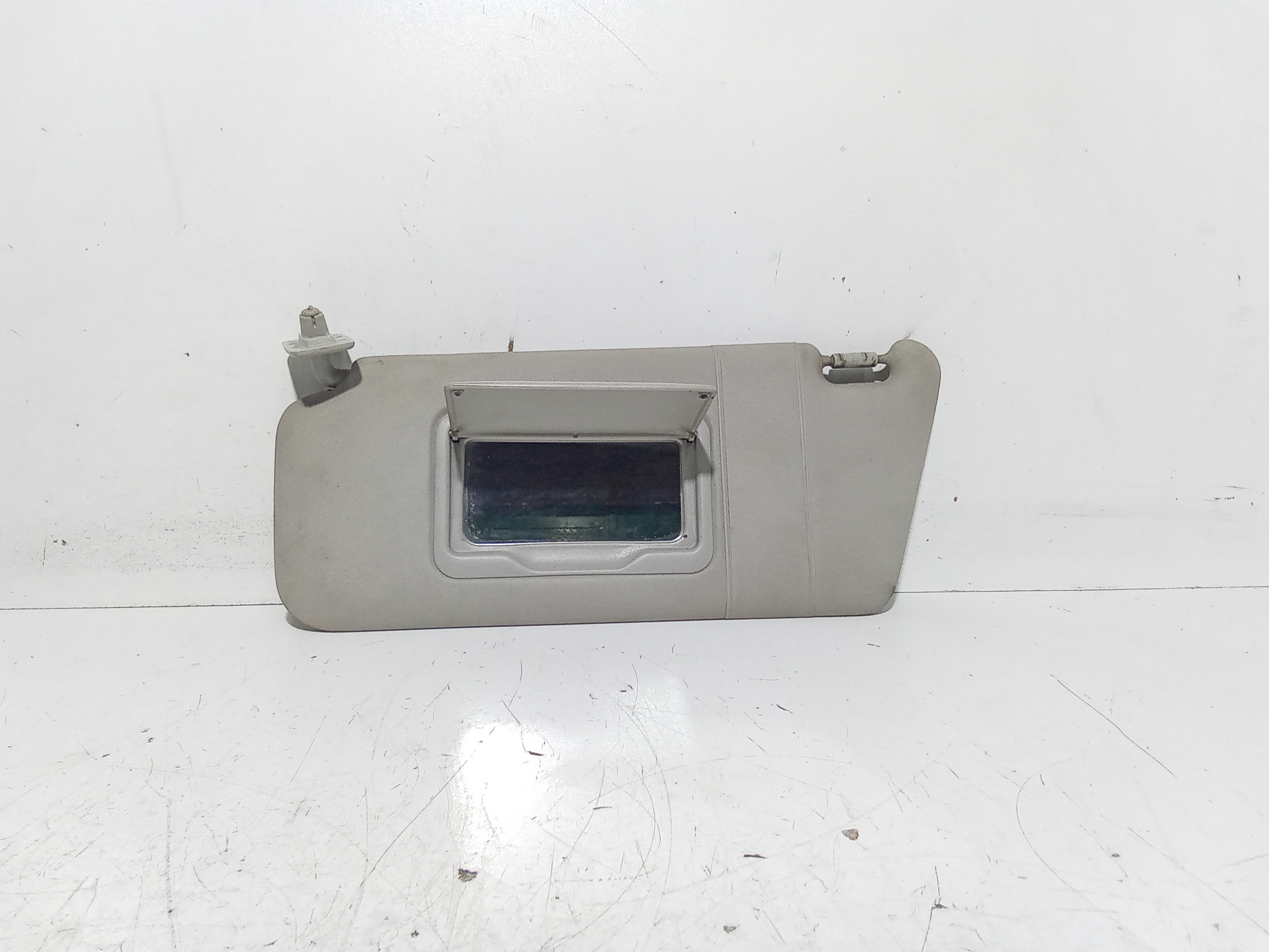 Aletta Parasole Parabrezza Sinistro A1688100110 Usato