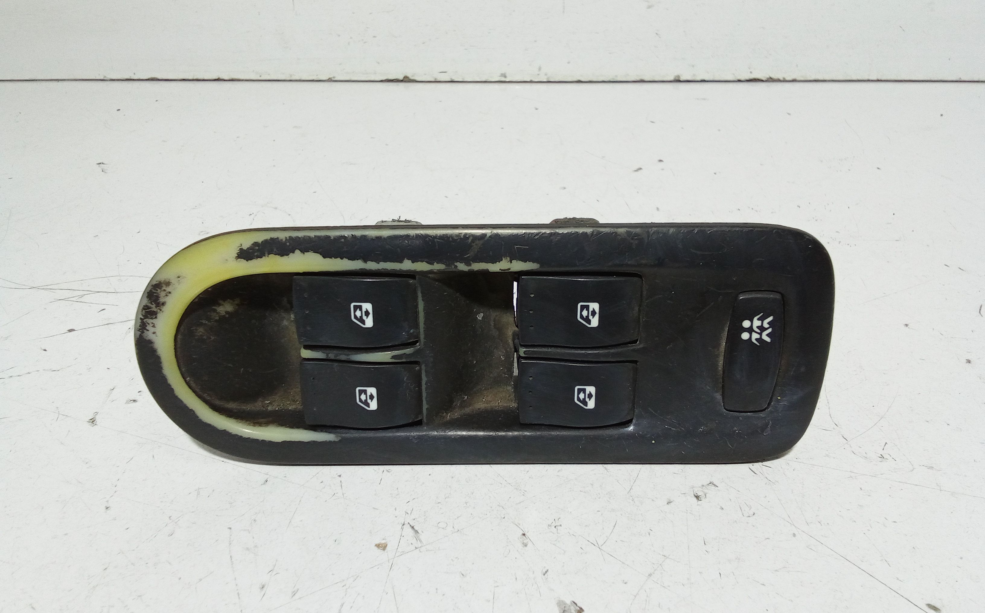 Interruttore Alzacristalli Porta Ant. Sinistro 8200107772 Usato