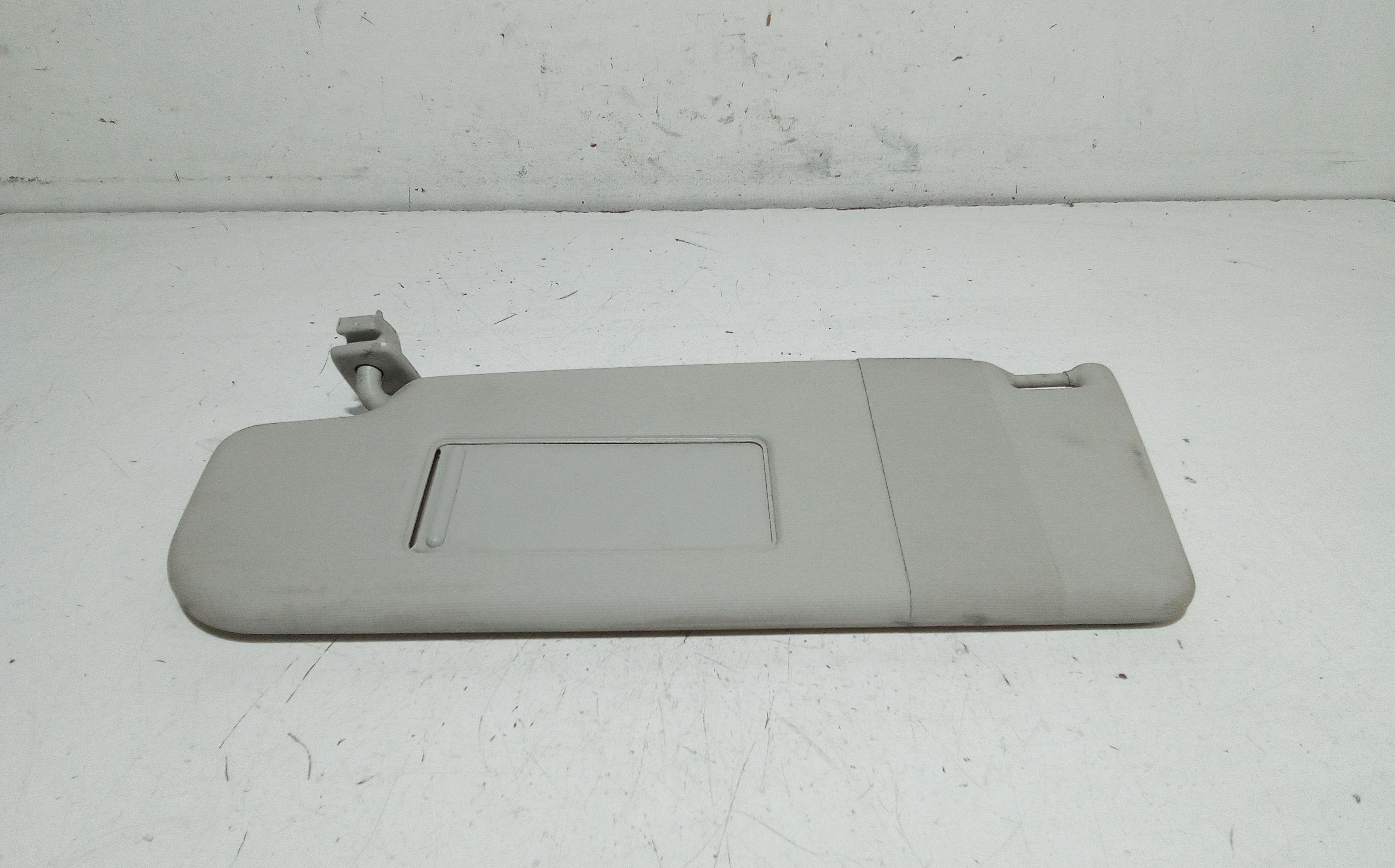 Aletta Parasole Parabrezza Sinistro 1K0857551N2F4 Usato