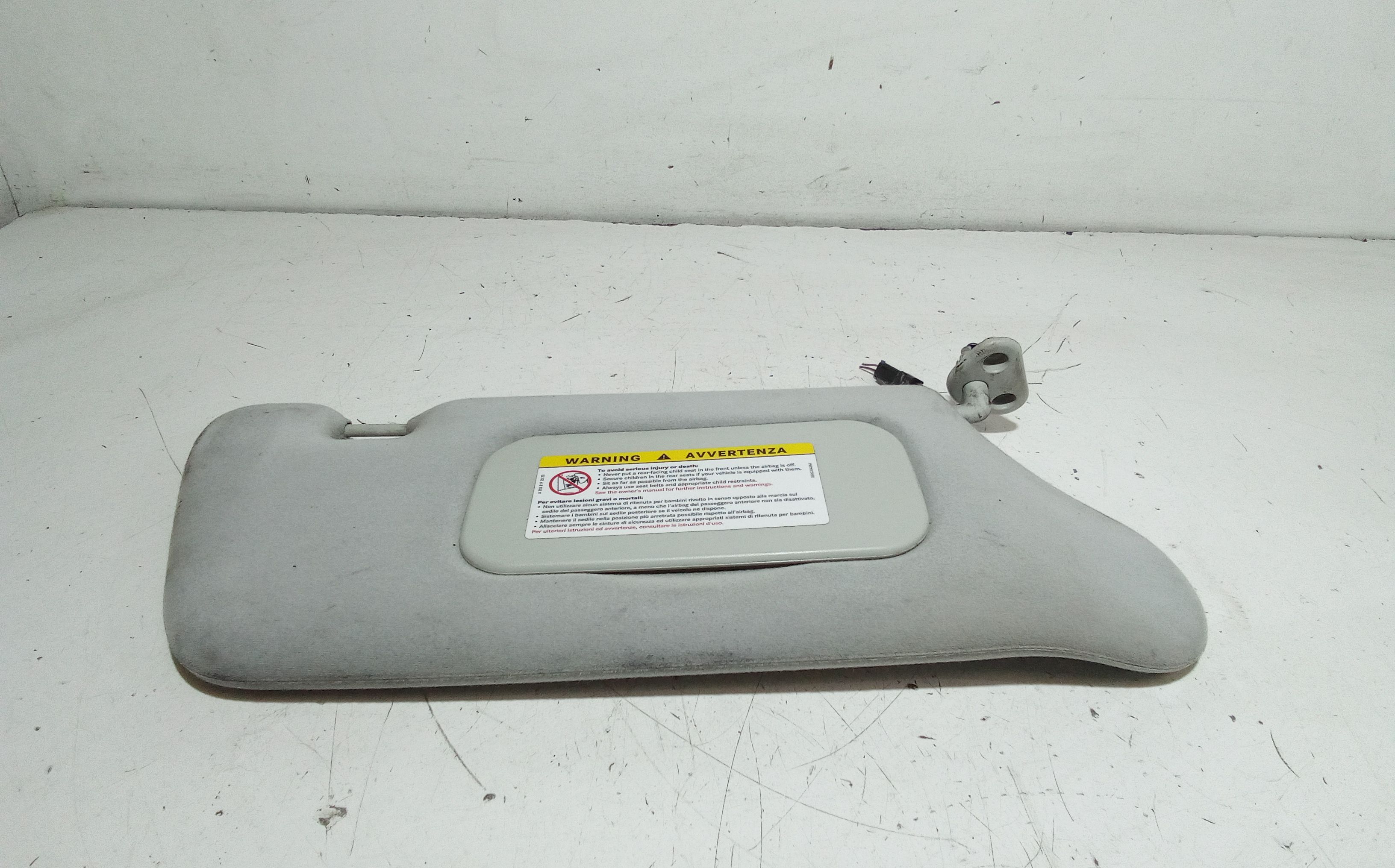 Aletta Parasole Parabrezza Destro A16381002107D68 Usato