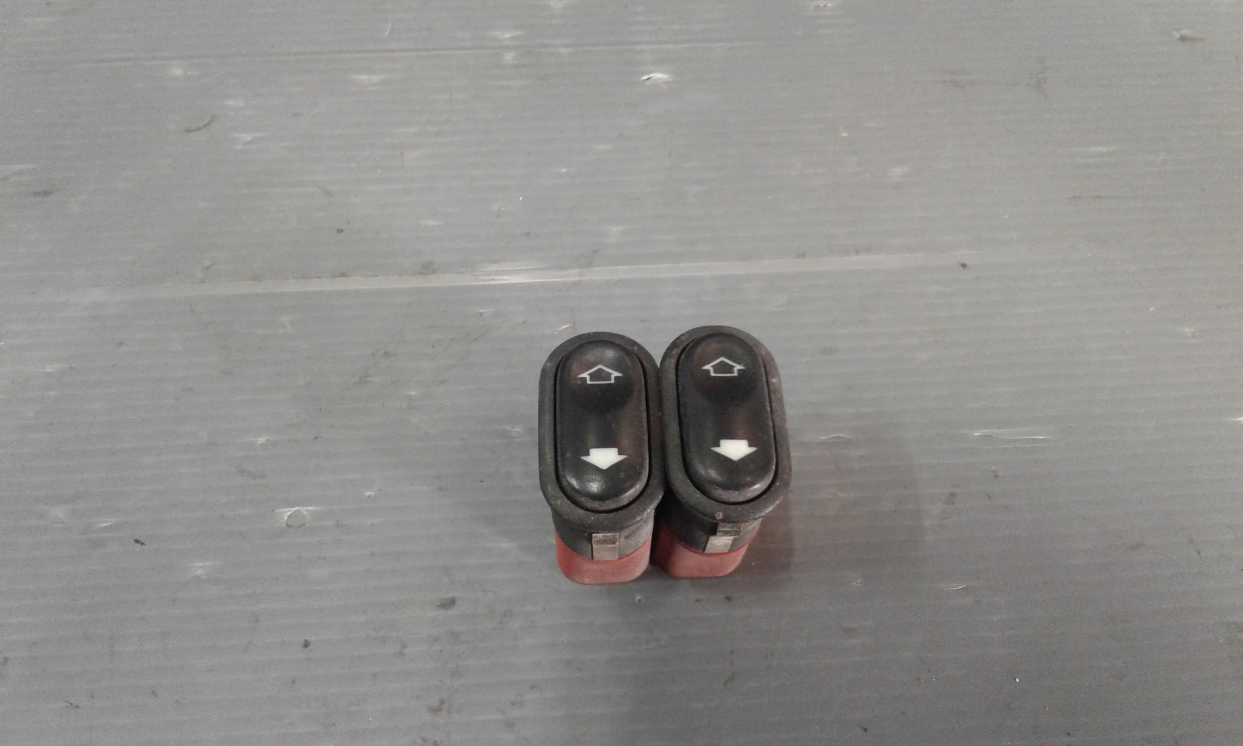 Interruttore Alzacristalli Porta Ant. Sinistro 1027749 Usato