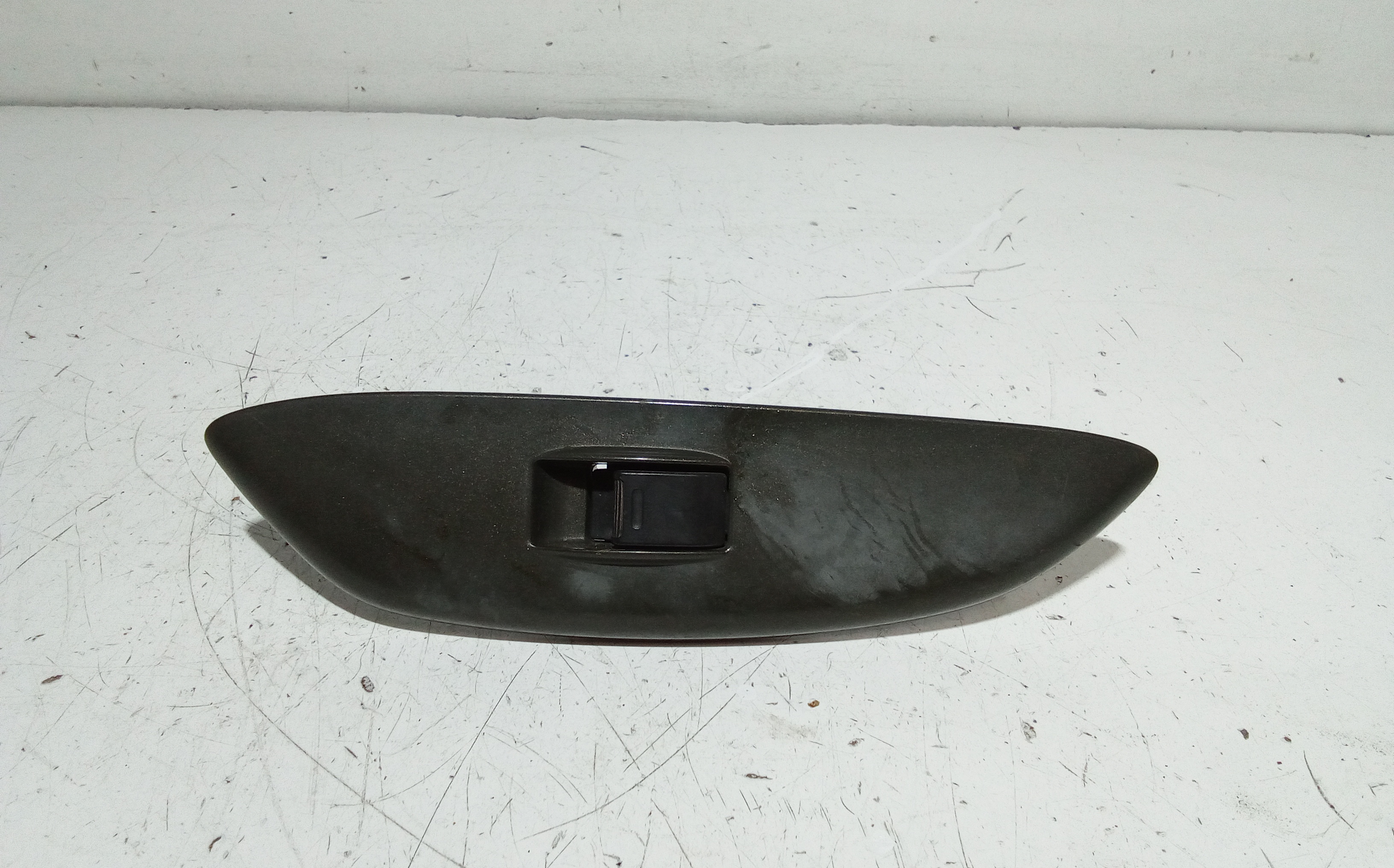 Interruttore Alzacristalli Porta Ant. Destro 848100D010 Usato