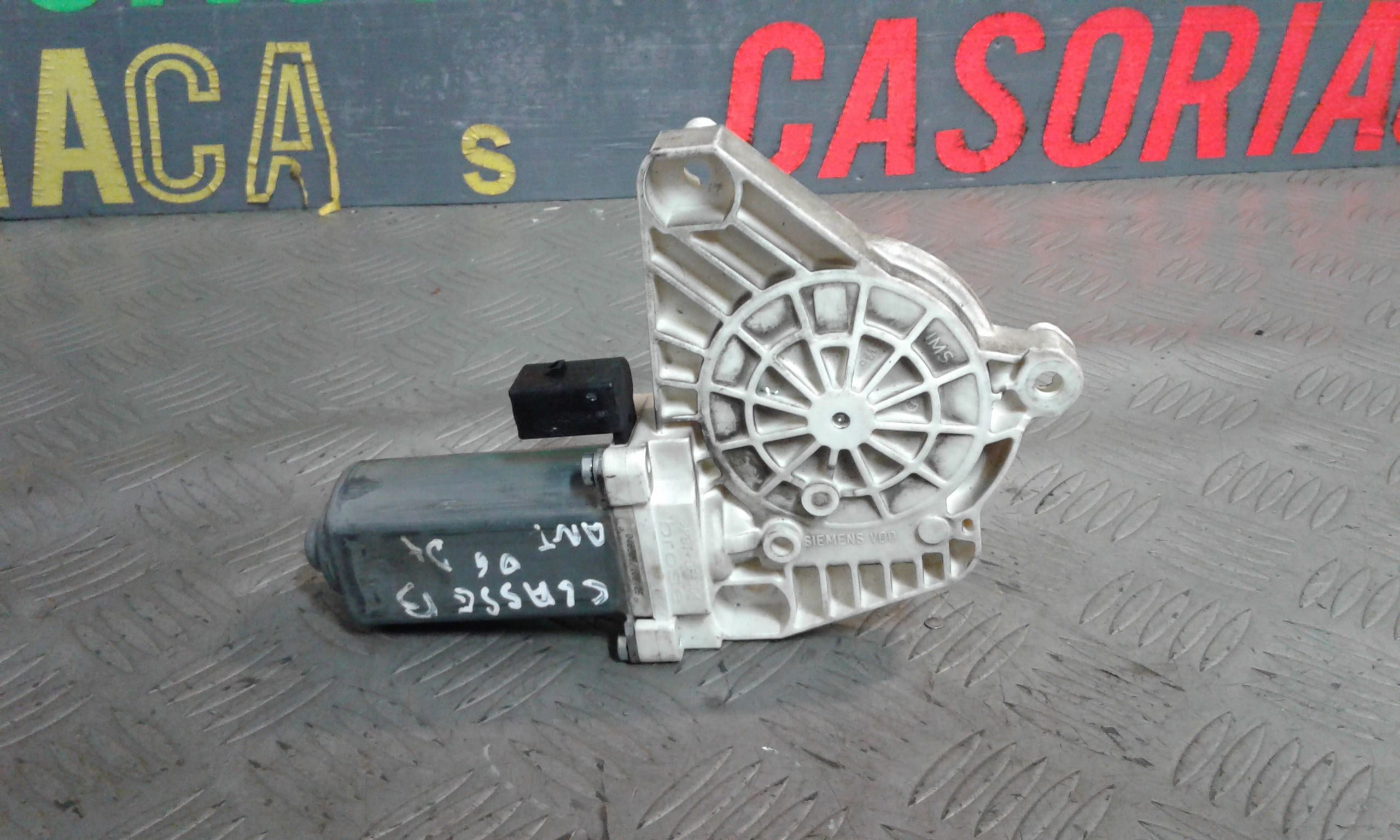 Motorino Alzacristallo Porta Ant. Destro A1698201642 Usato