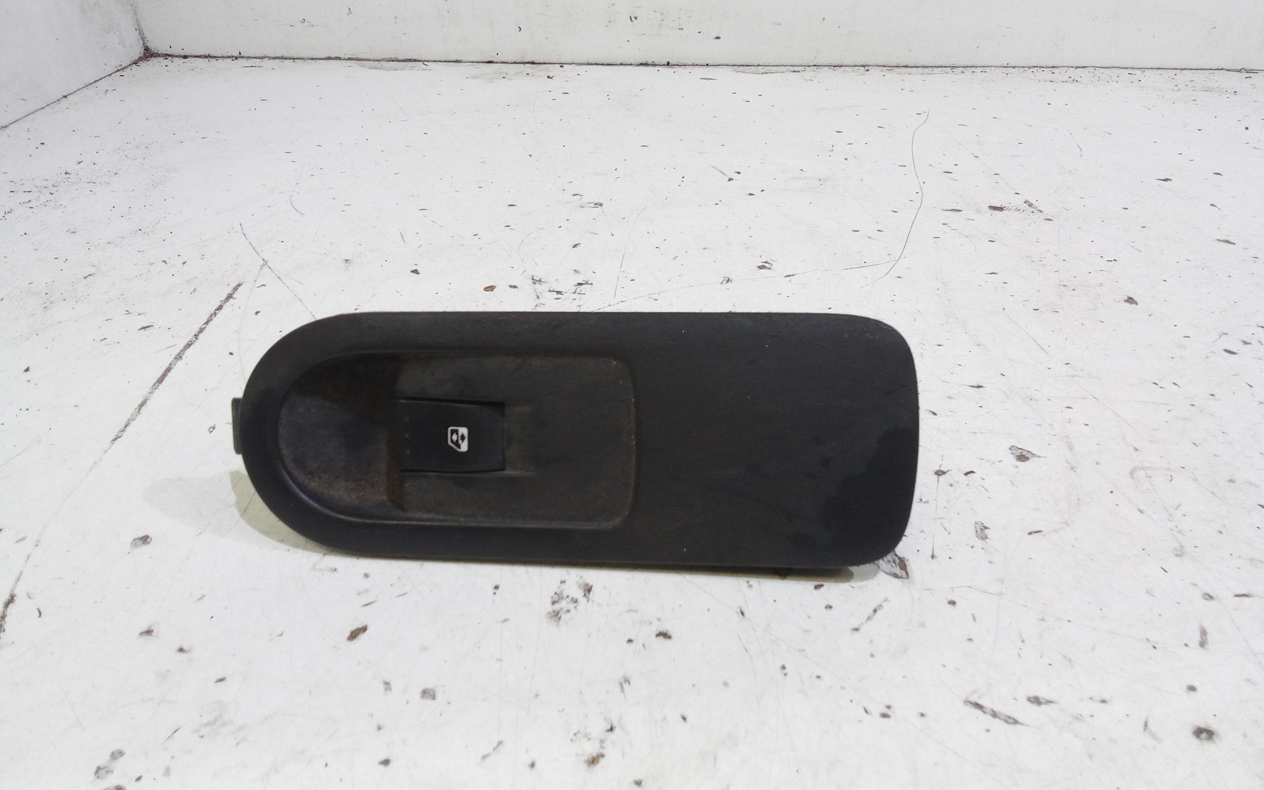 Interruttore Alzacristalli Porta Ant. Destro 8200220511 Usato