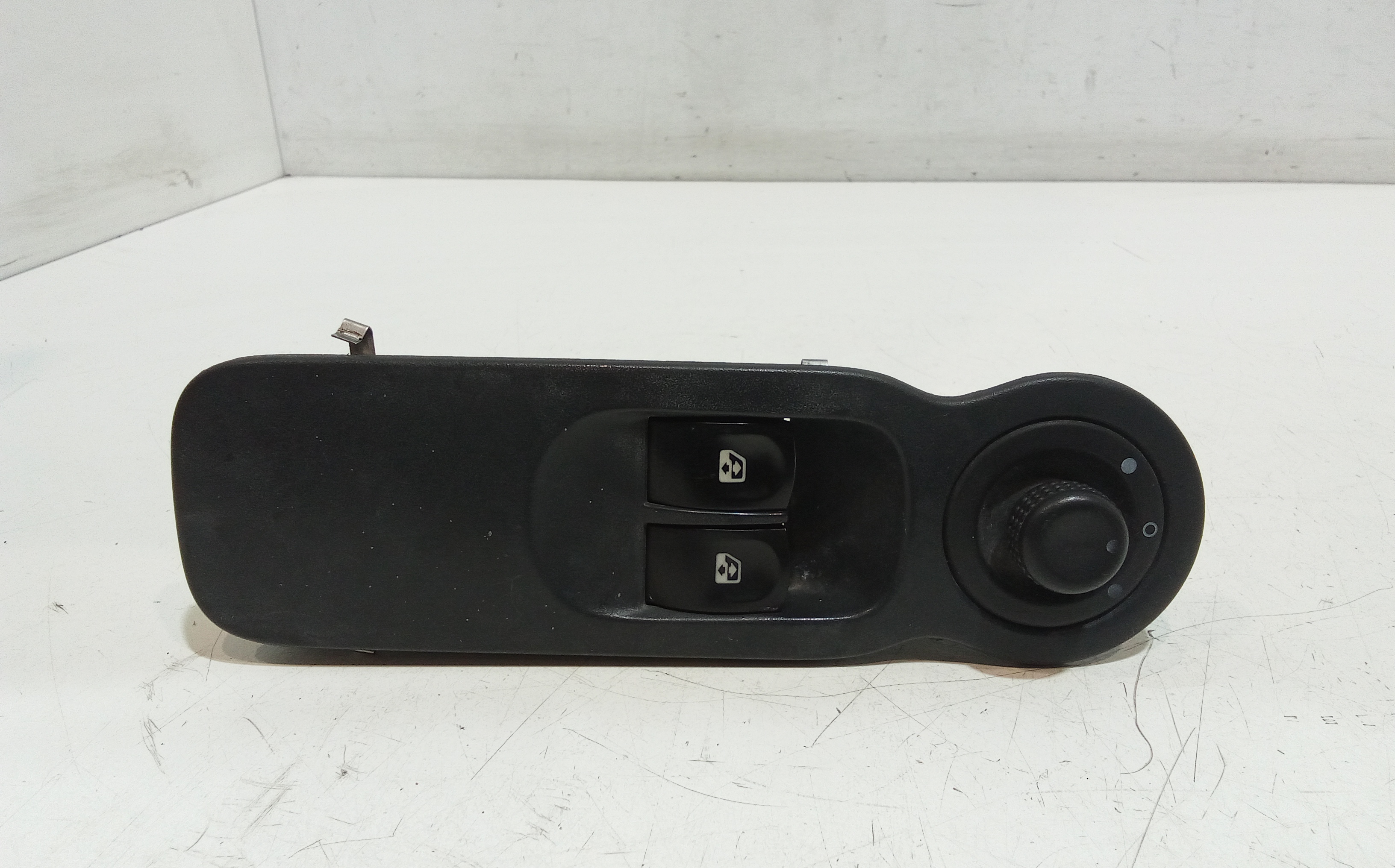 Interruttore Alzacristalli Porta Ant. Sinistro 8200214939 Usato