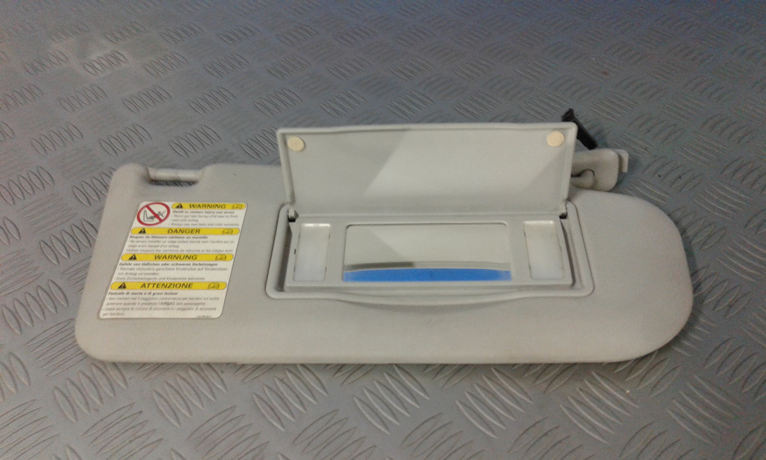 Aletta Parasole Parabrezza Destro GJ6A69270C34 Usato