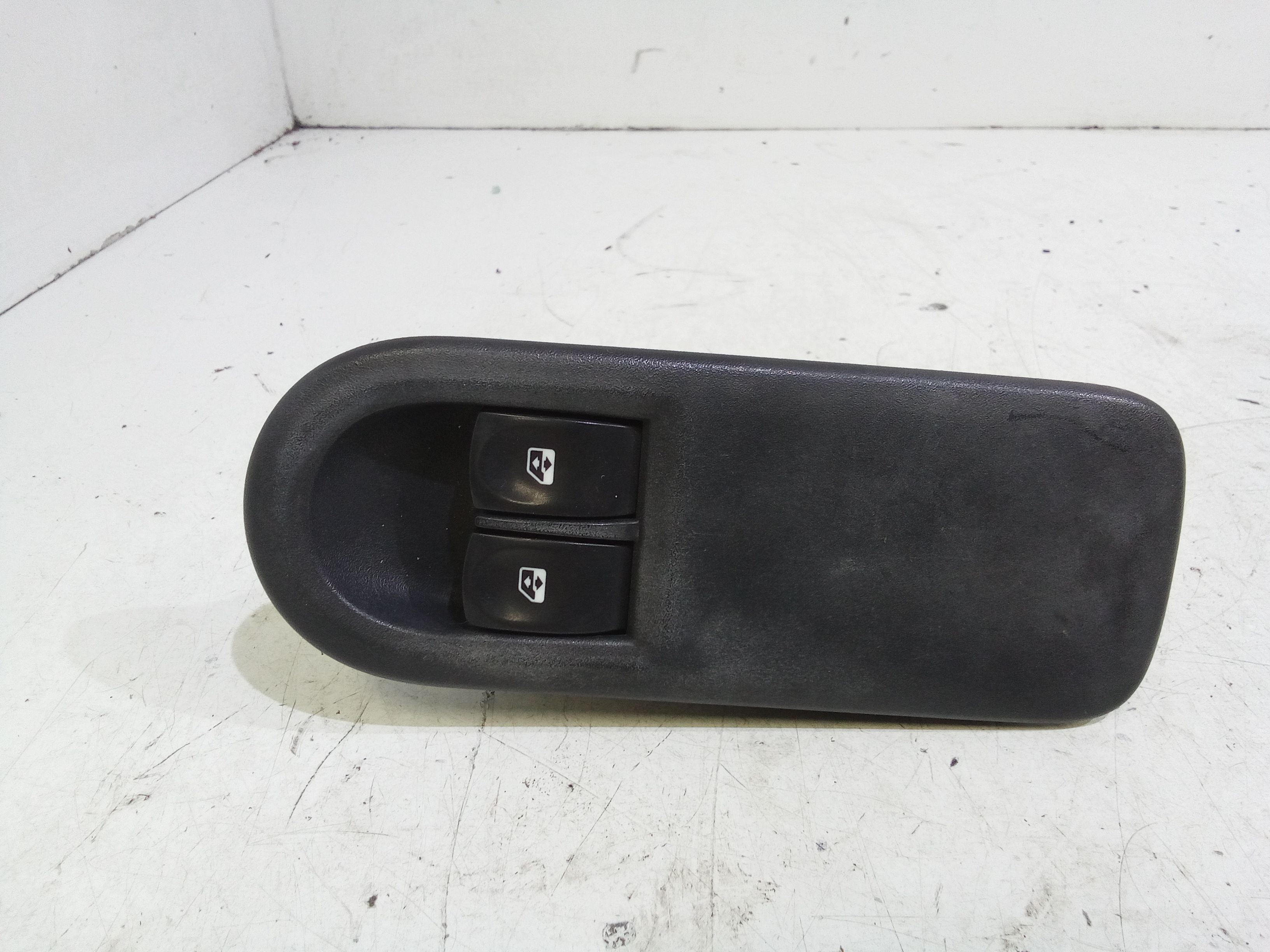 Interruttore Alzacristalli Porta Ant. Sinistro 8200214939 Usato