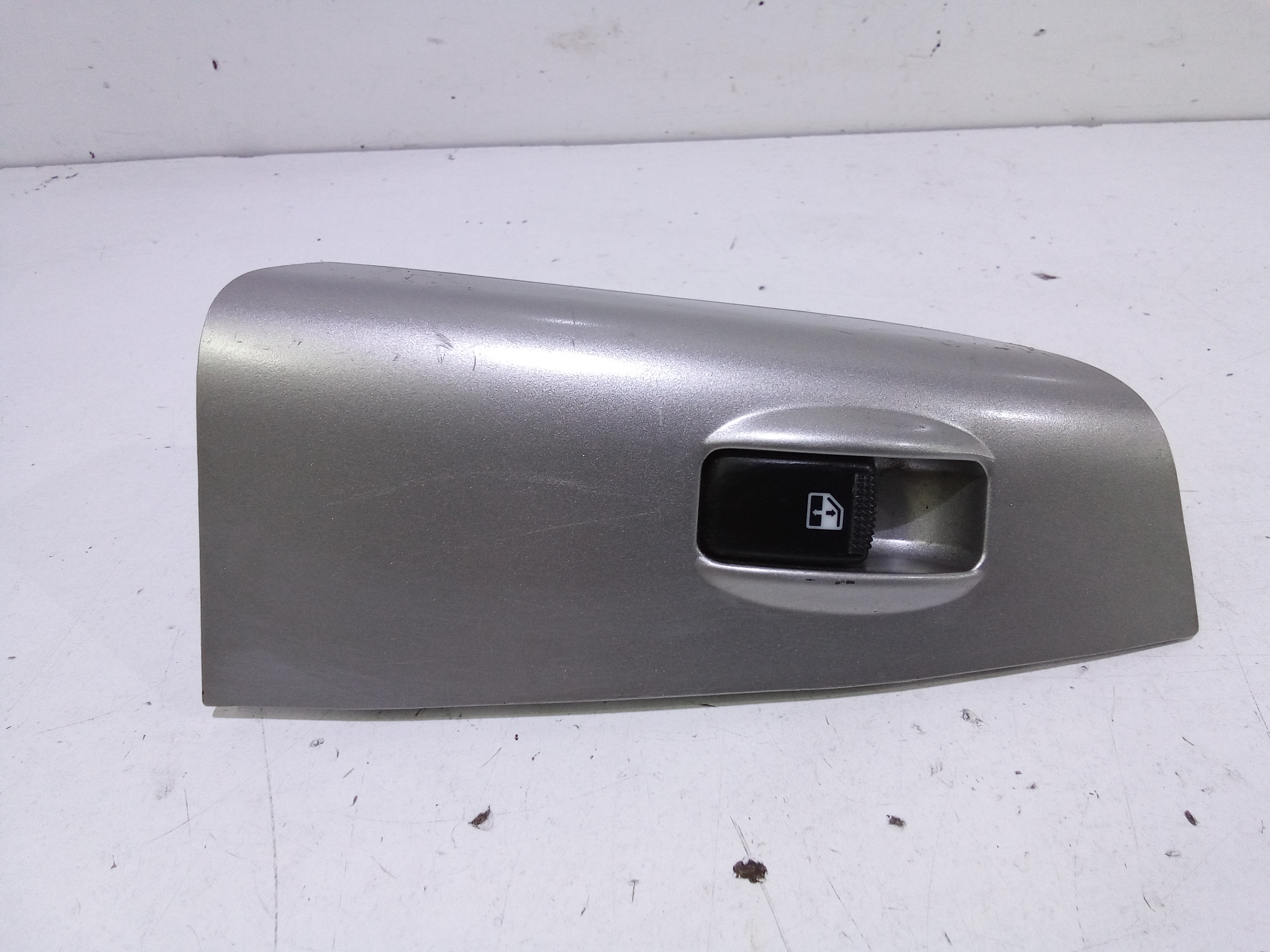 Interruttore Alzacristalli Porta Post. Destro 935801F500WK Usato