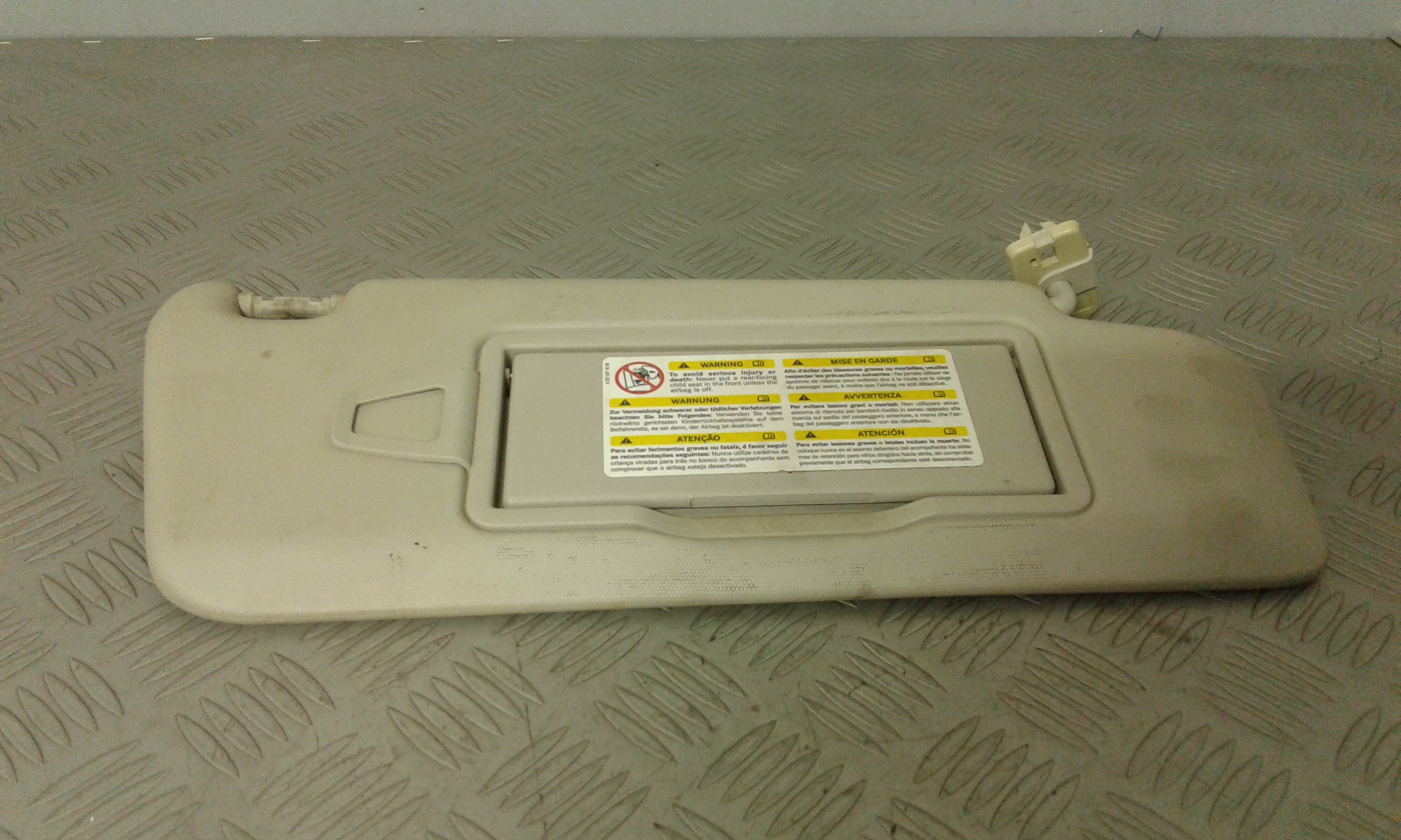 Aletta Parasole Parabrezza Destro A20481046109E86 Usato