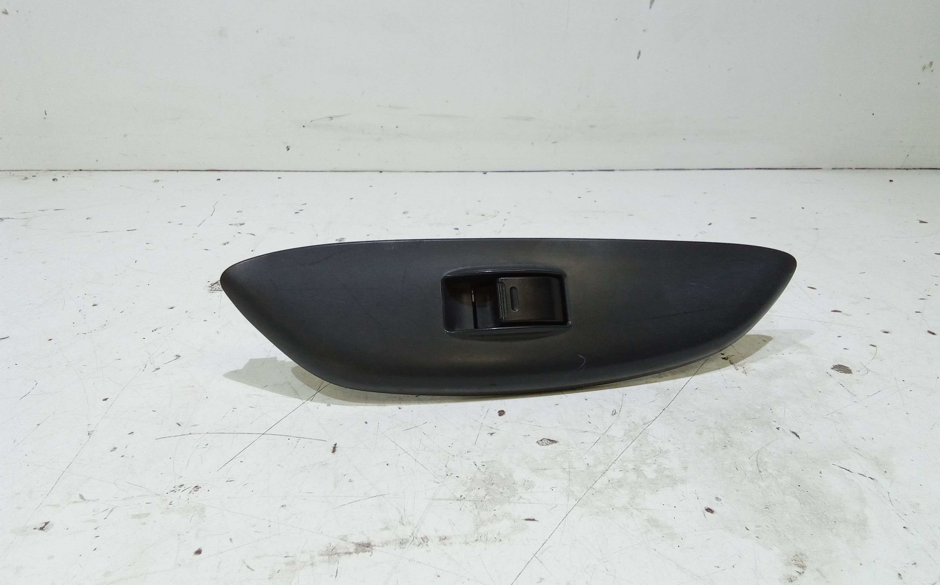 Interruttore Alzacristalli Porta Ant. Destro 848100D010 Usato