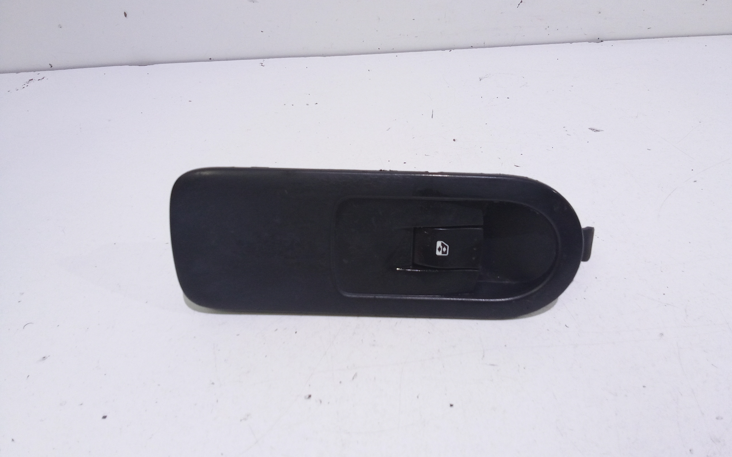 Interruttore Alzacristalli Porta Ant. Destro 8200220511 Usato