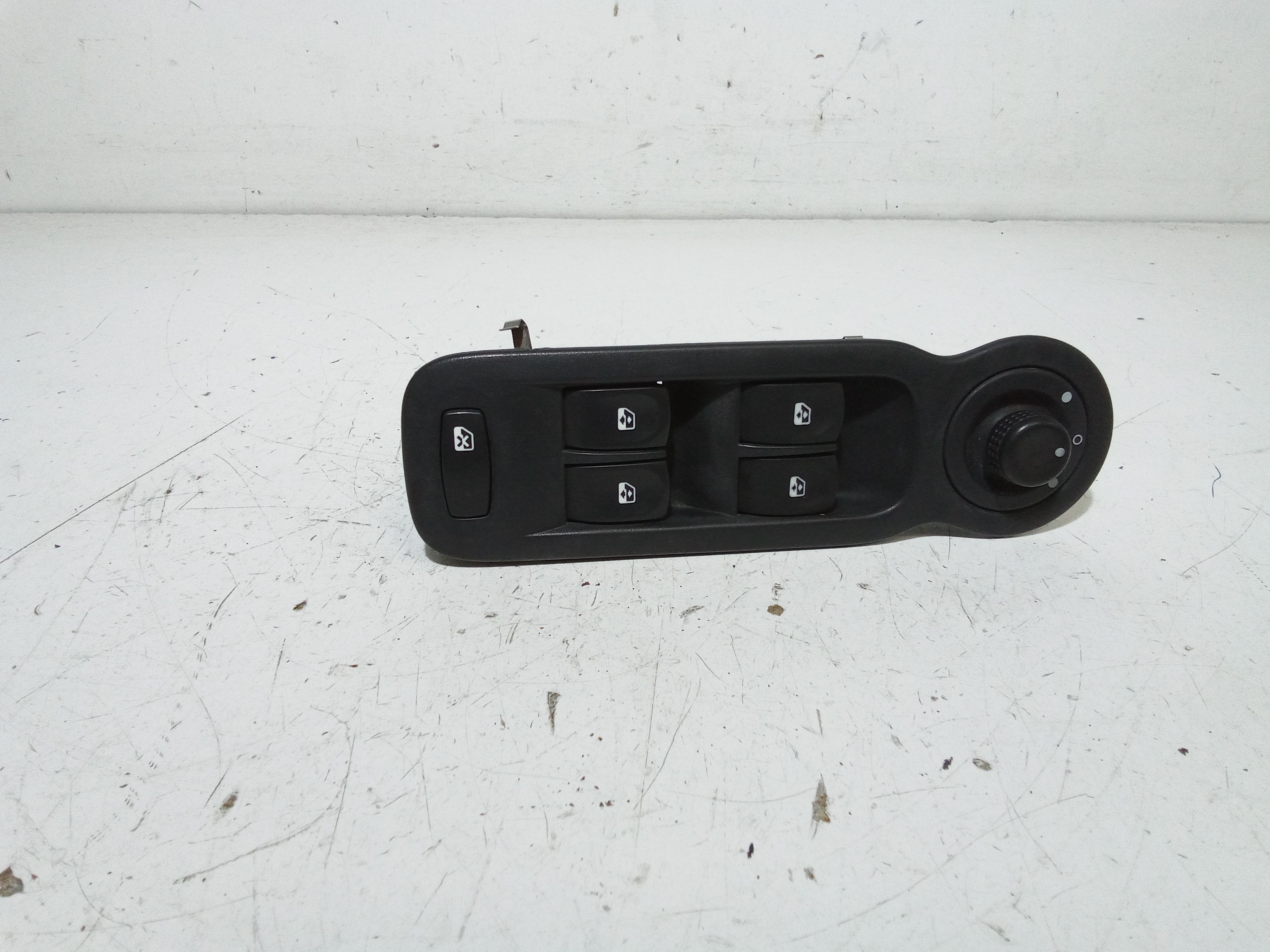 Interruttore Alzacristalli Porta Ant. Sinistro 8200214939 Usato