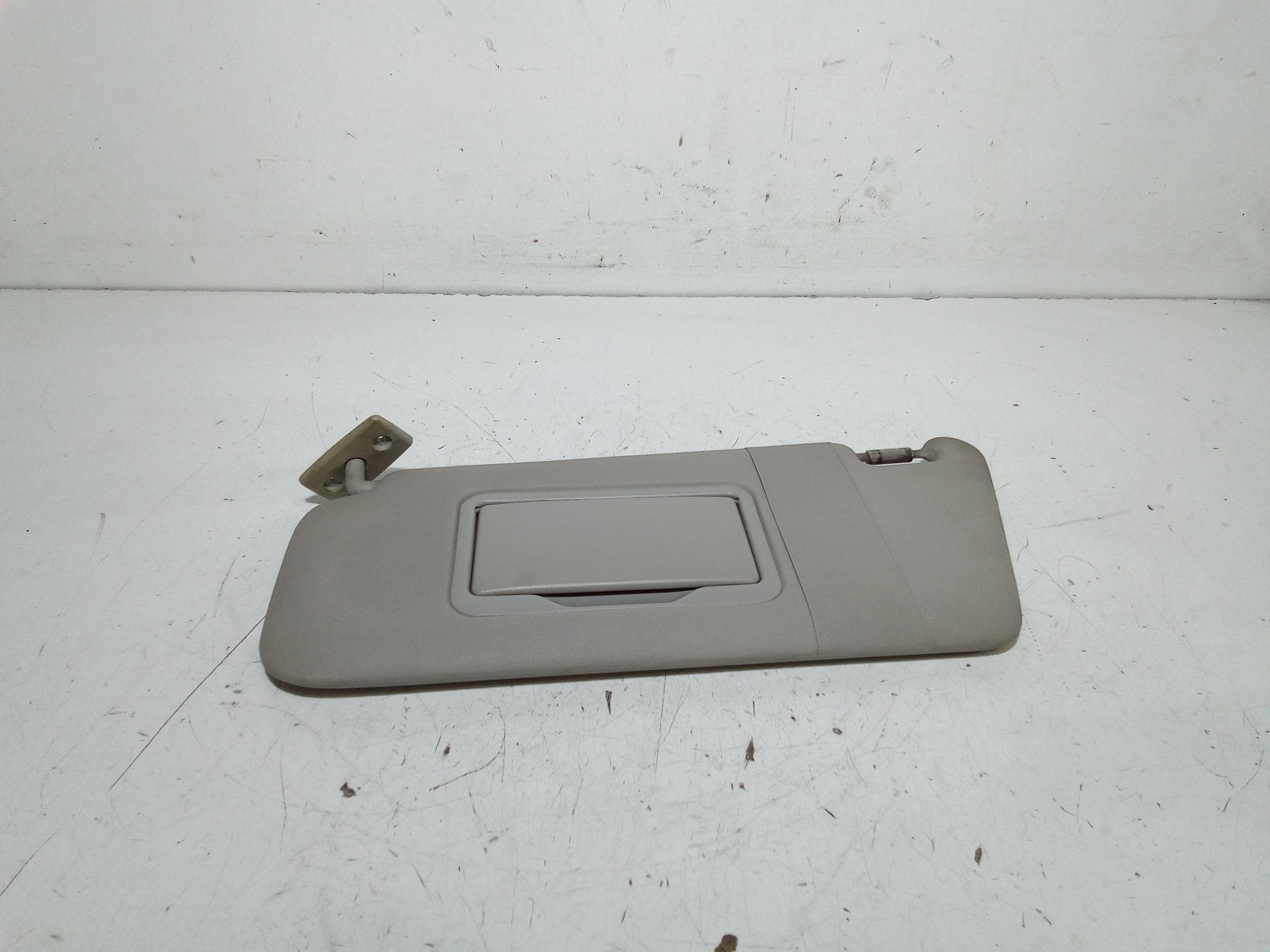 Aletta Parasole Parabrezza Sinistro A1688100110 Usato