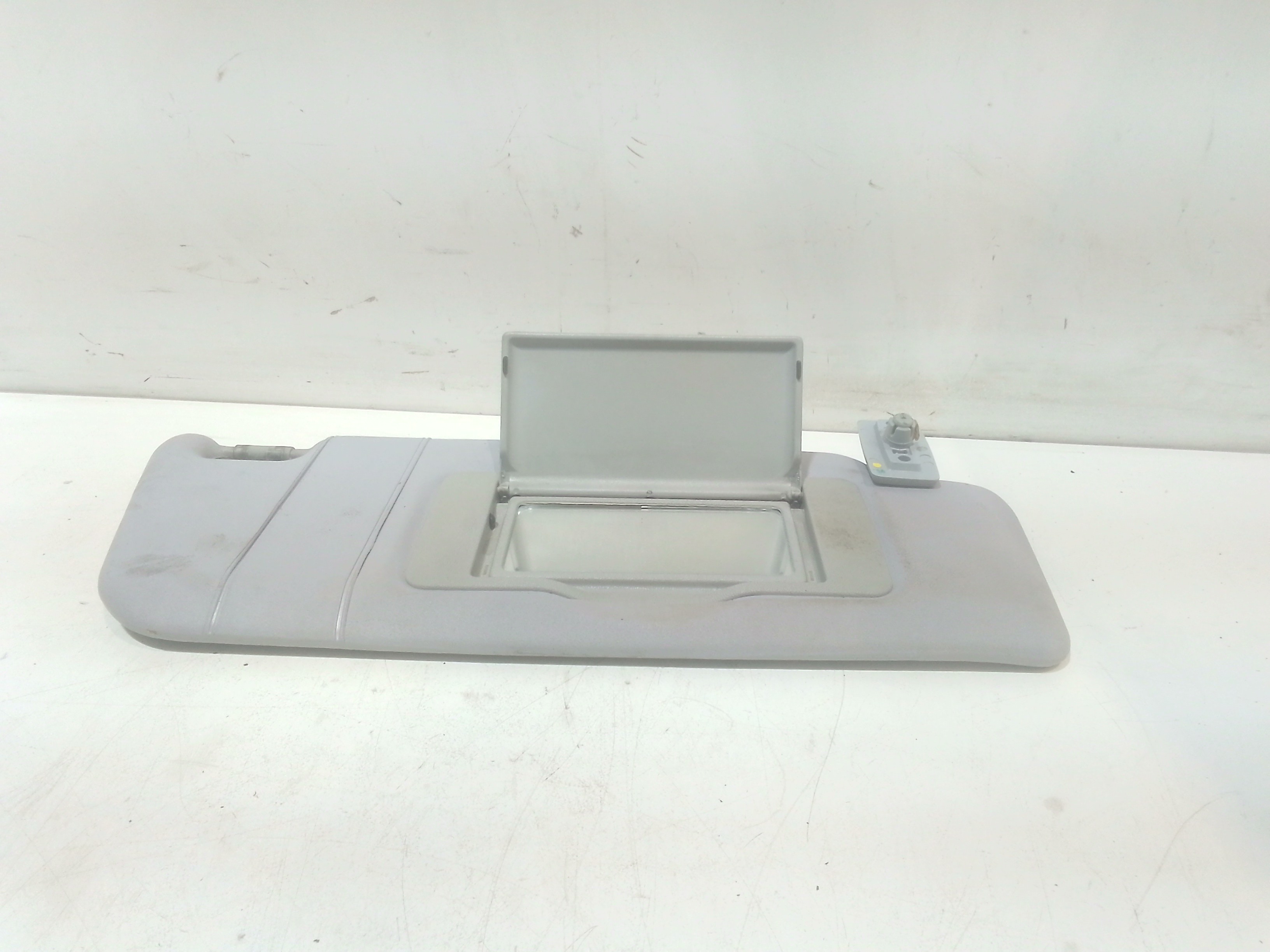 Aletta Parasole Parabrezza Destro A20381012107D52 Usato