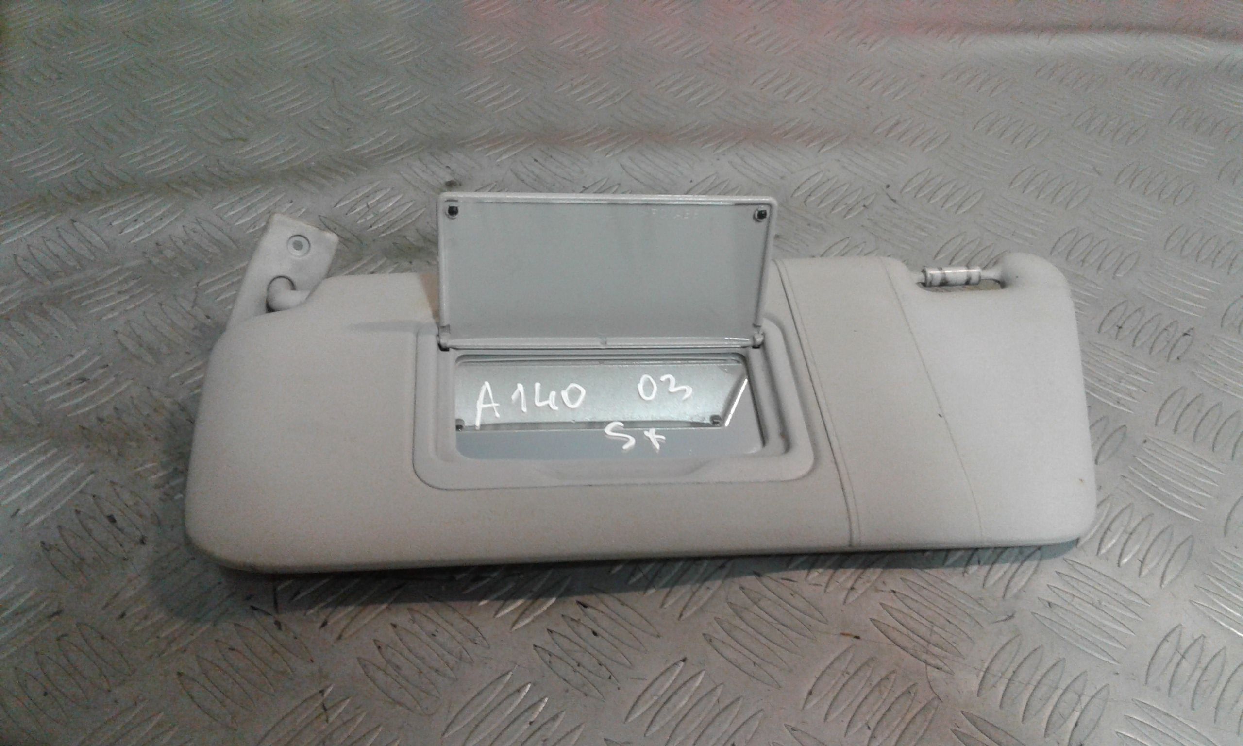 Aletta Parasole Parabrezza Sinistro A1688100110 Usato