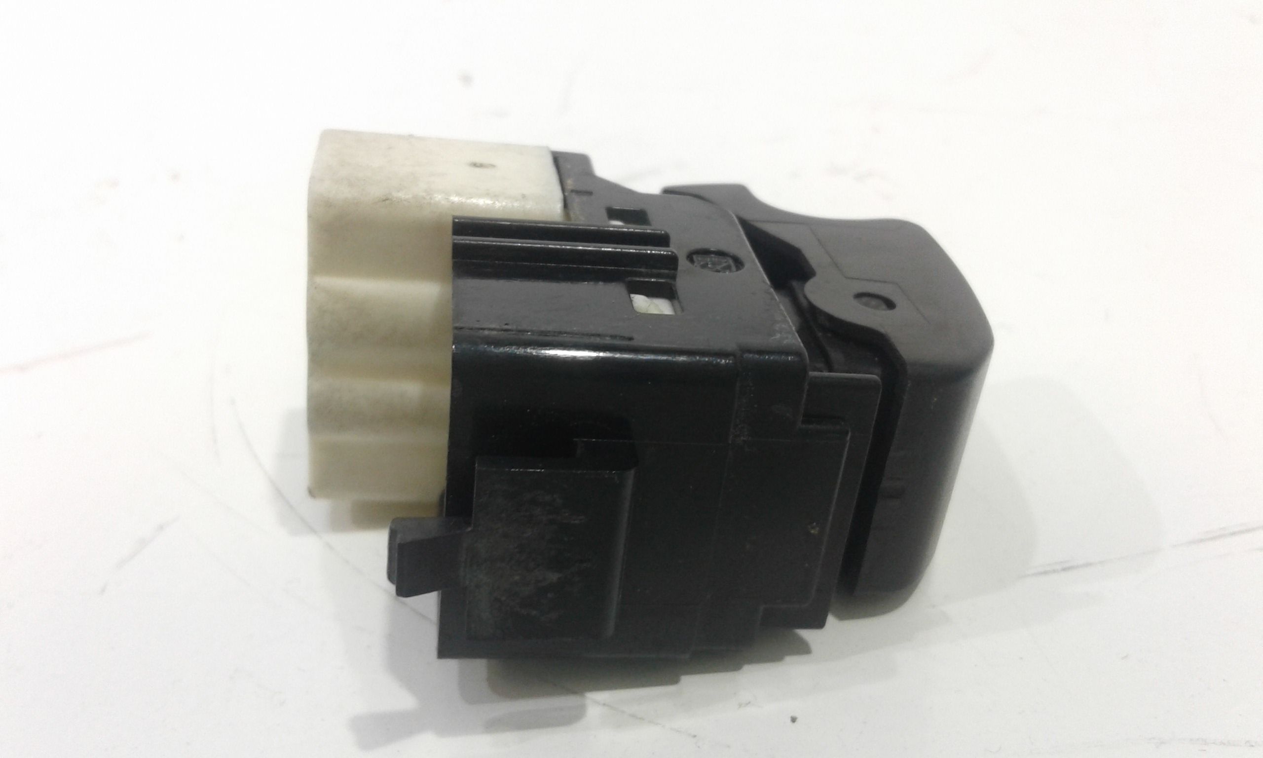 Interruttore Alzacristalli Porta Ant. Destro 8481012080 Usato