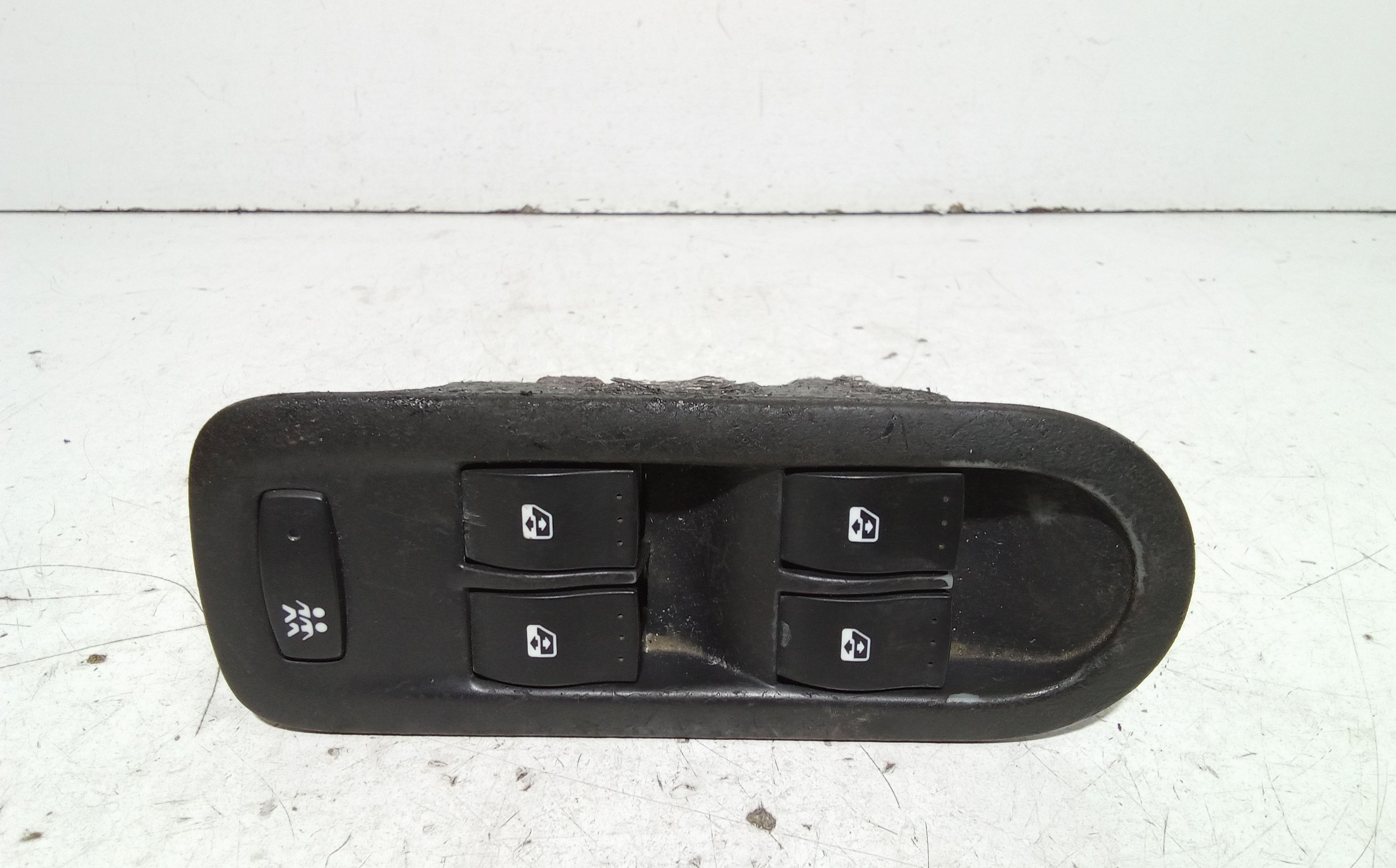 Interruttore Alzacristalli Porta Ant. Sinistro 8200108269 Usato