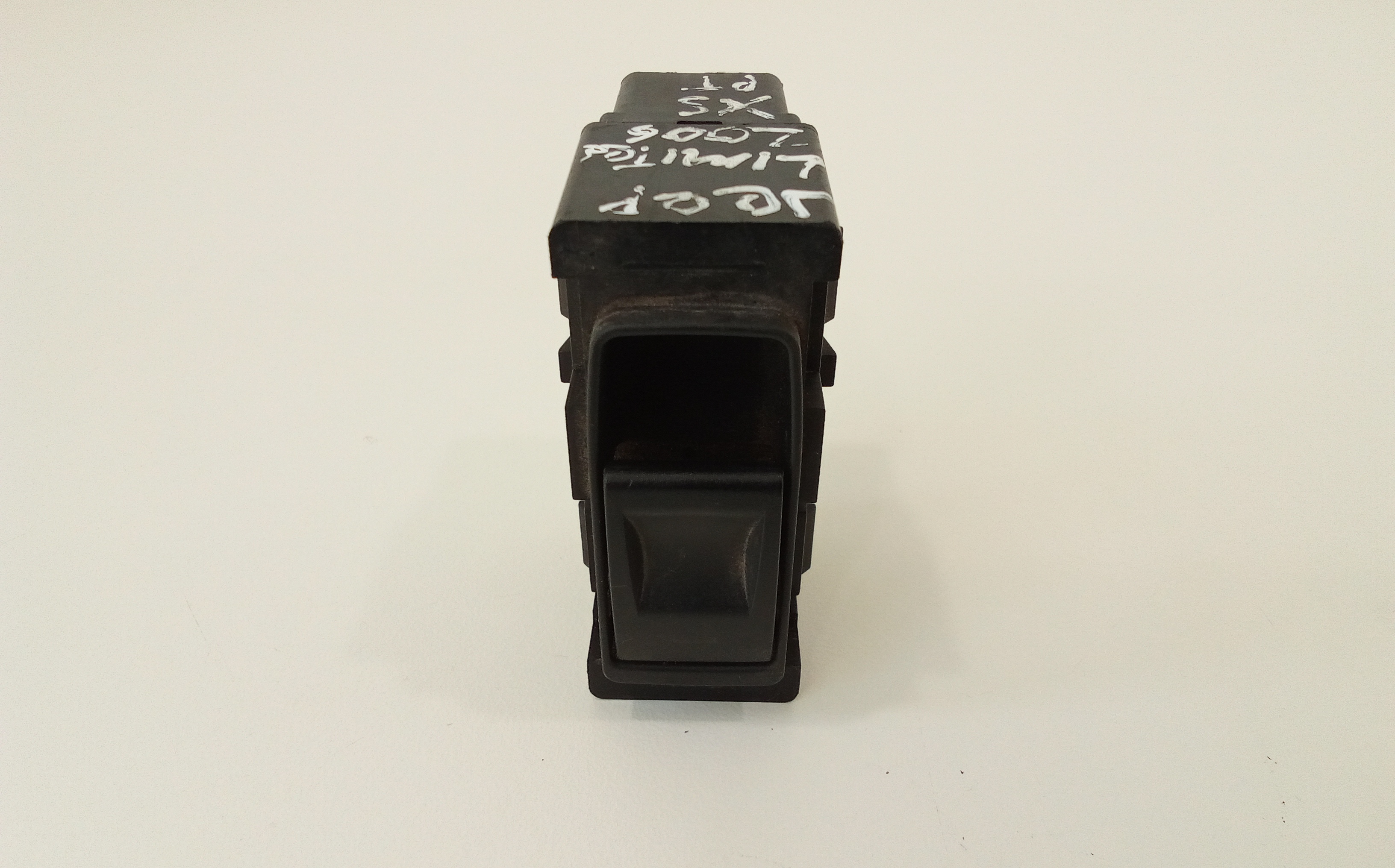 Interruttore Alzacristalli Porta Post. Destro K04602787AB Usato