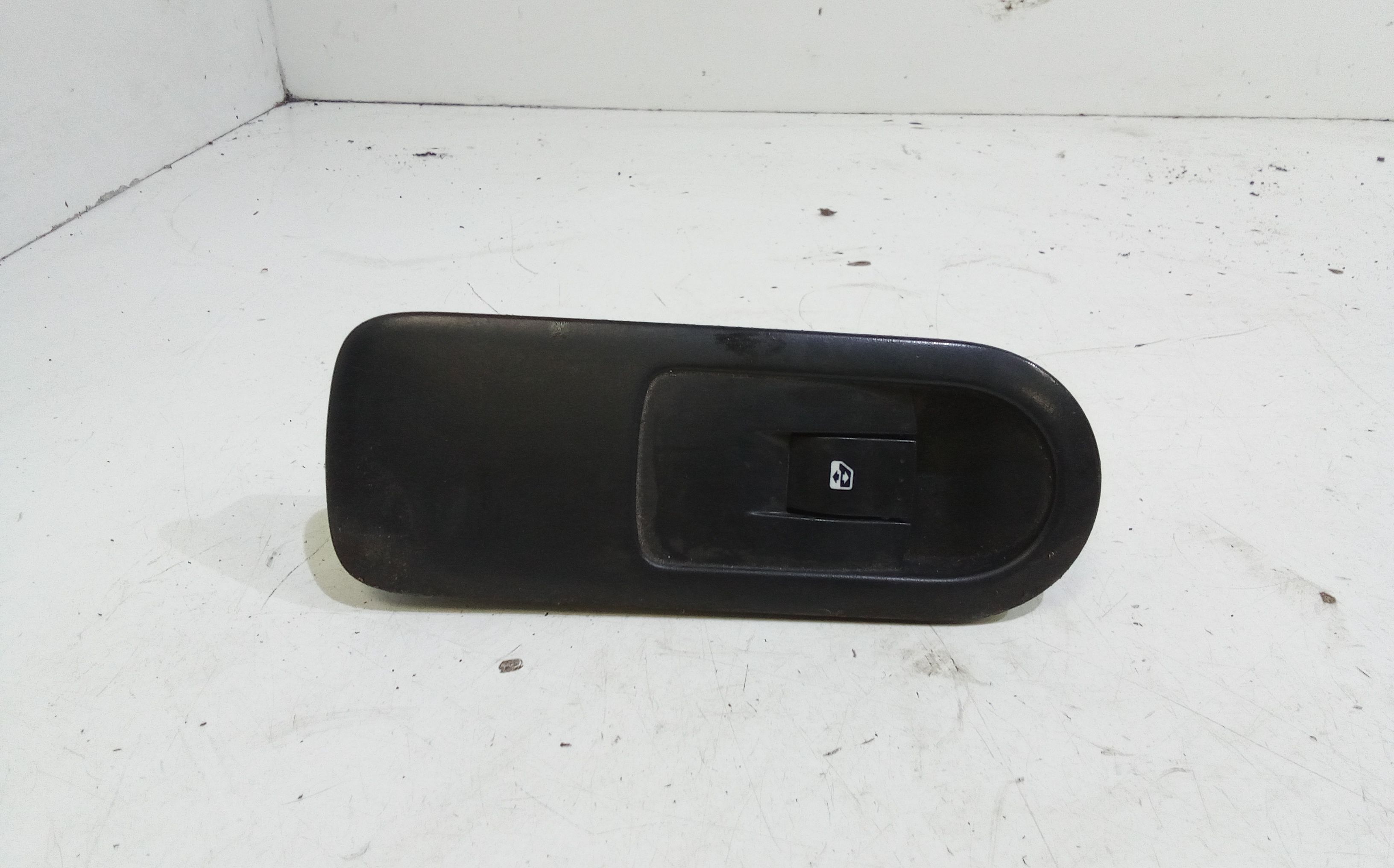 Interruttore Alzacristalli Porta Ant. Destro 8200220511 Usato