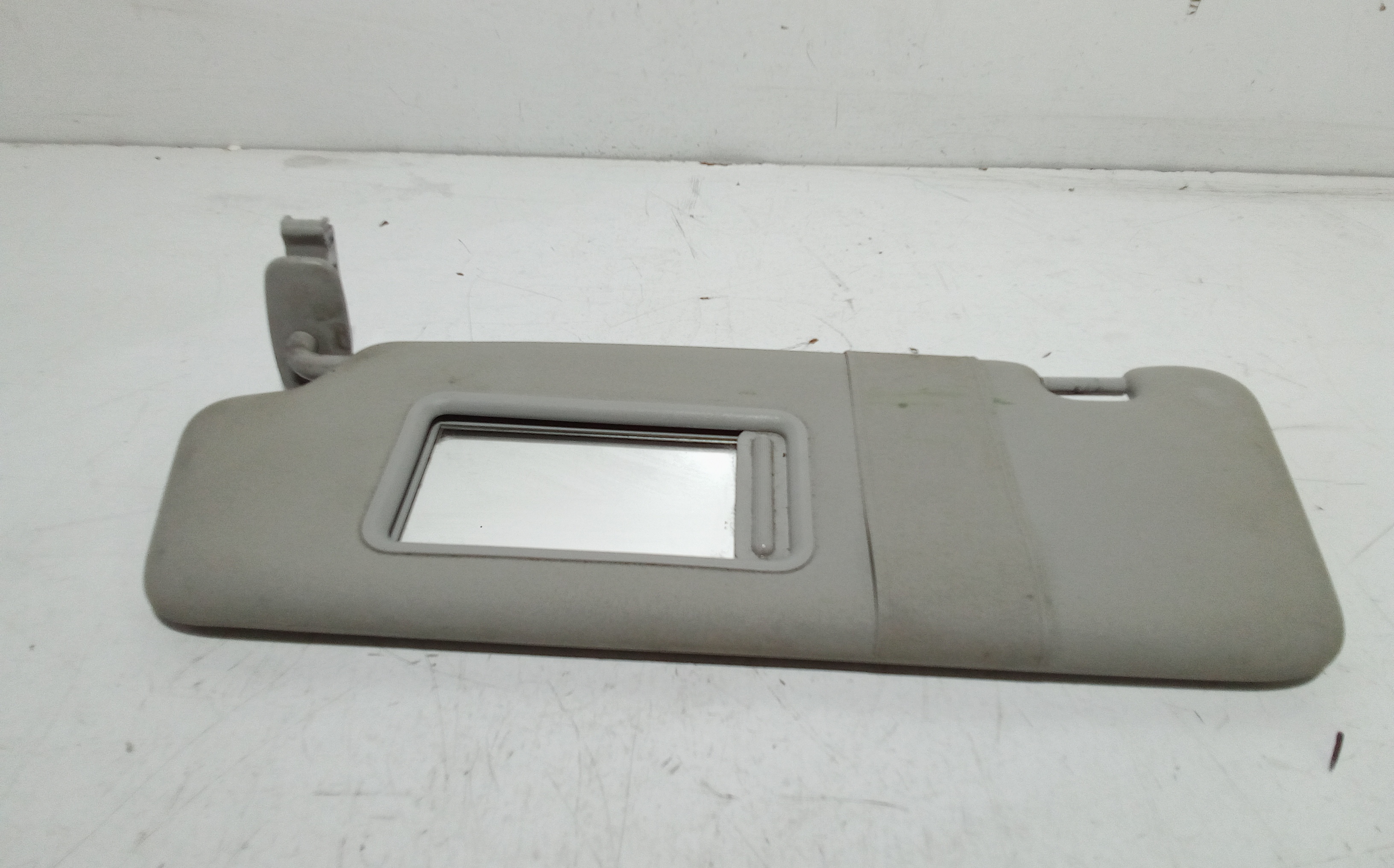 Aletta Parasole Parabrezza Sinistro 8D0857551Q46E Usato