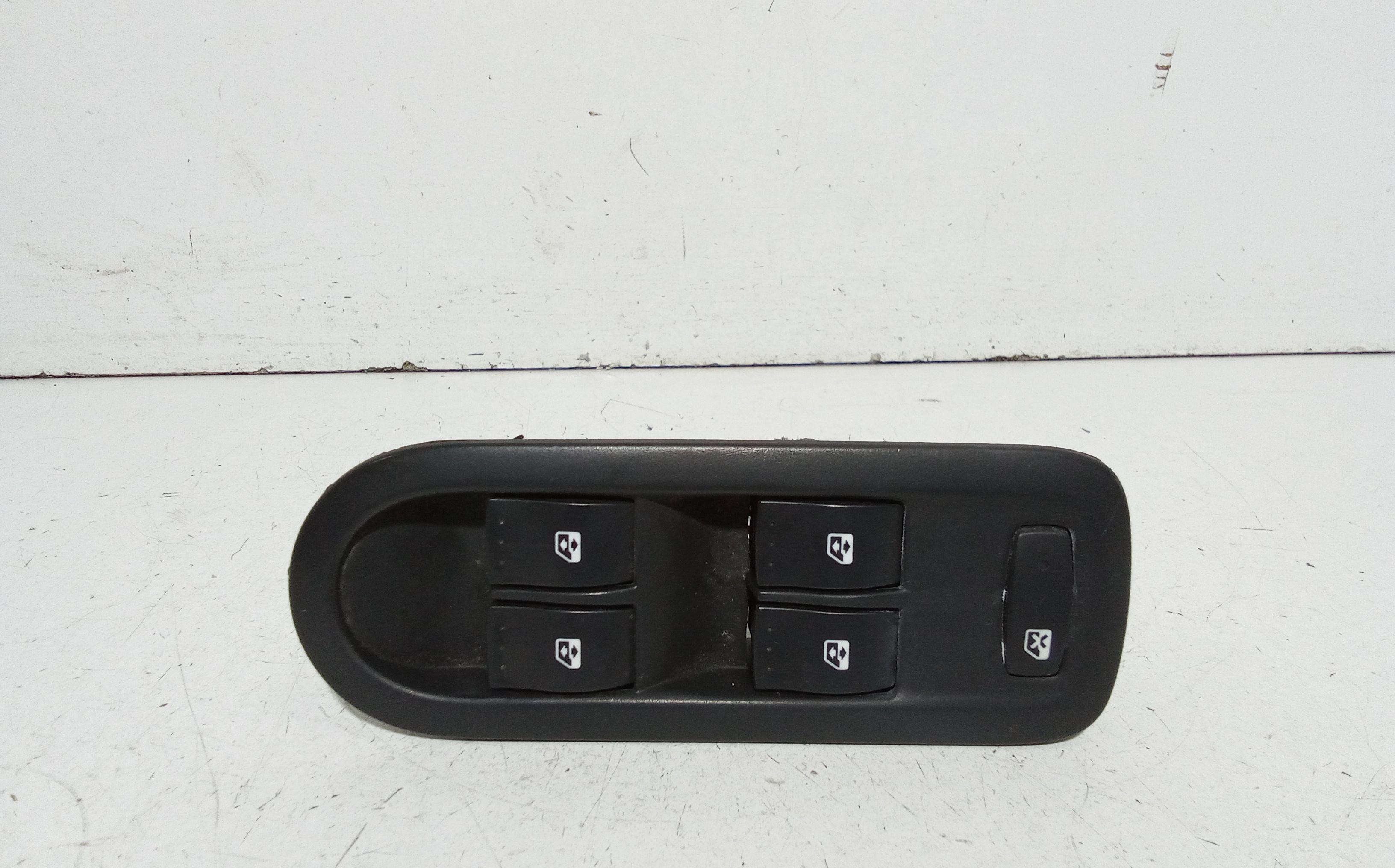 Interruttore Alzacristalli Porta Ant. Sinistro 8200107772 Usato