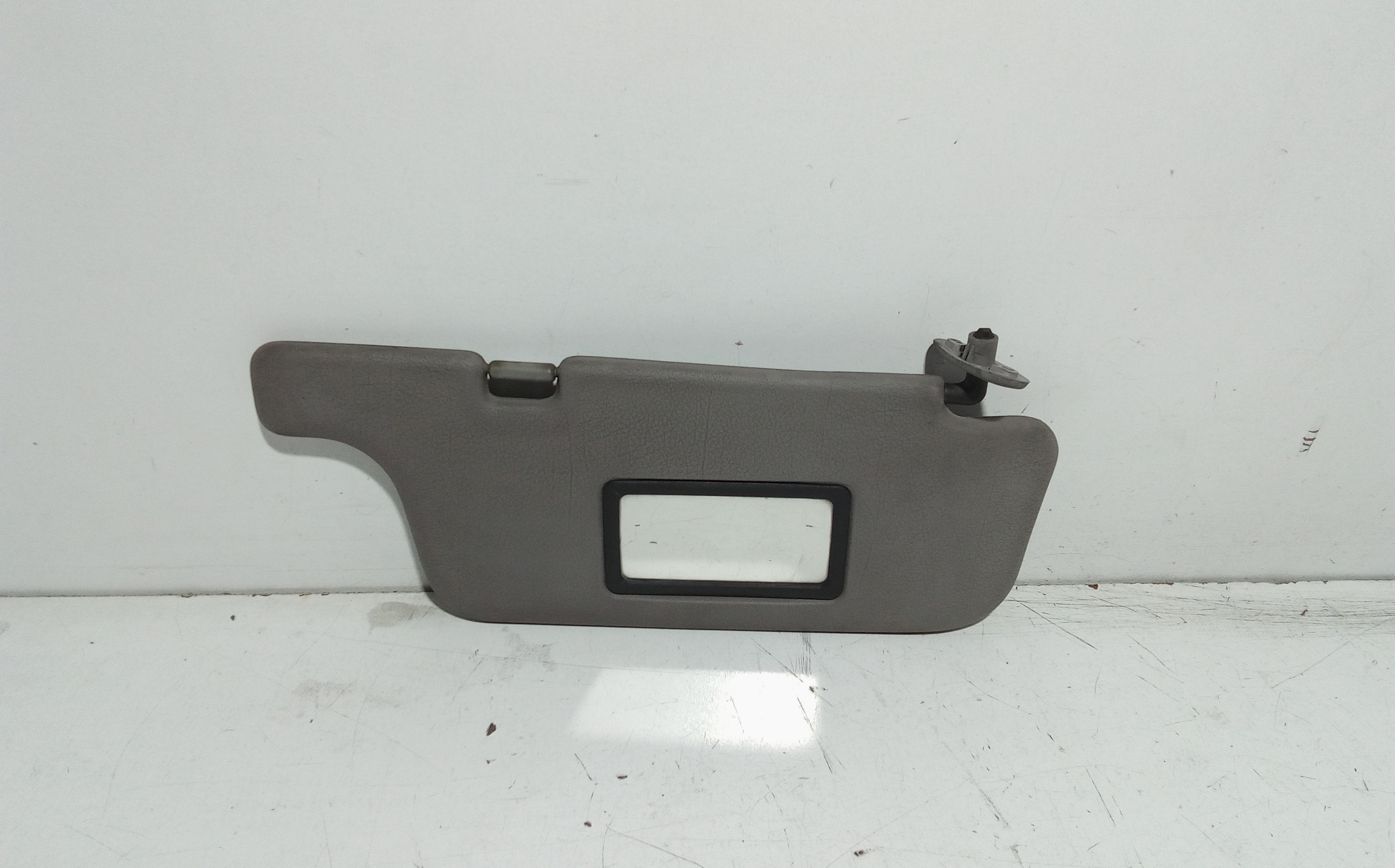 Aletta Parasole Parabrezza Destro 964001F570 Usato