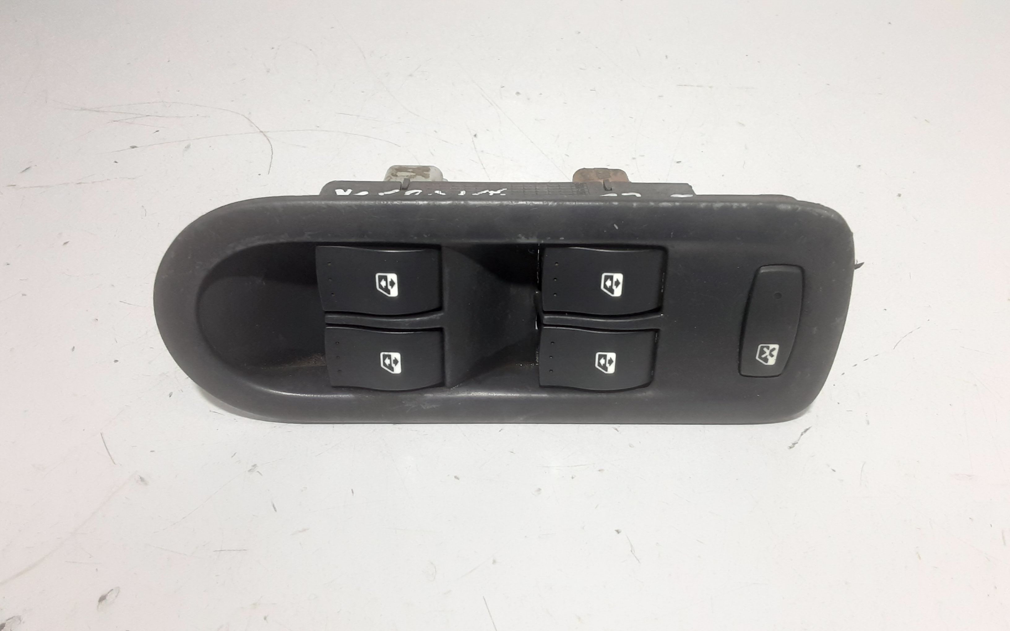 Interruttore Alzacristalli Porta Ant. Sinistro 8200108269 Usato